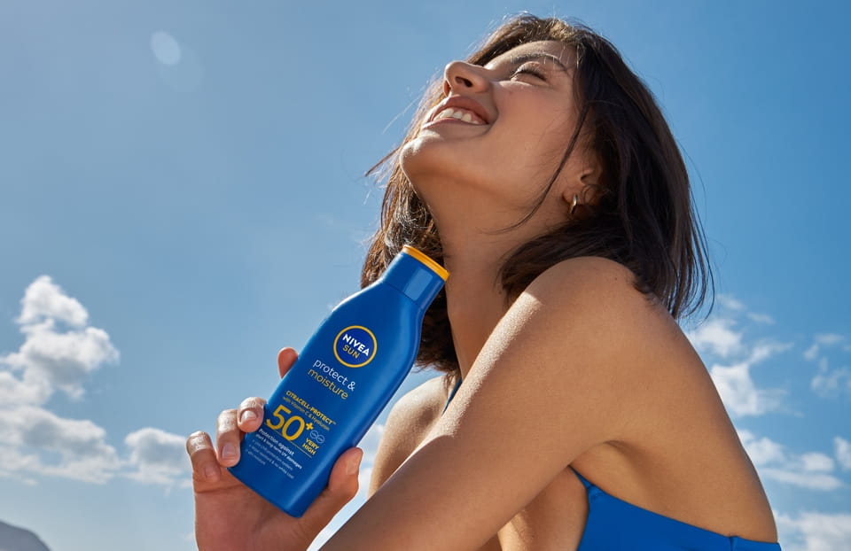 ung kvinne som bruker Nivea Protect & Moisture 50+