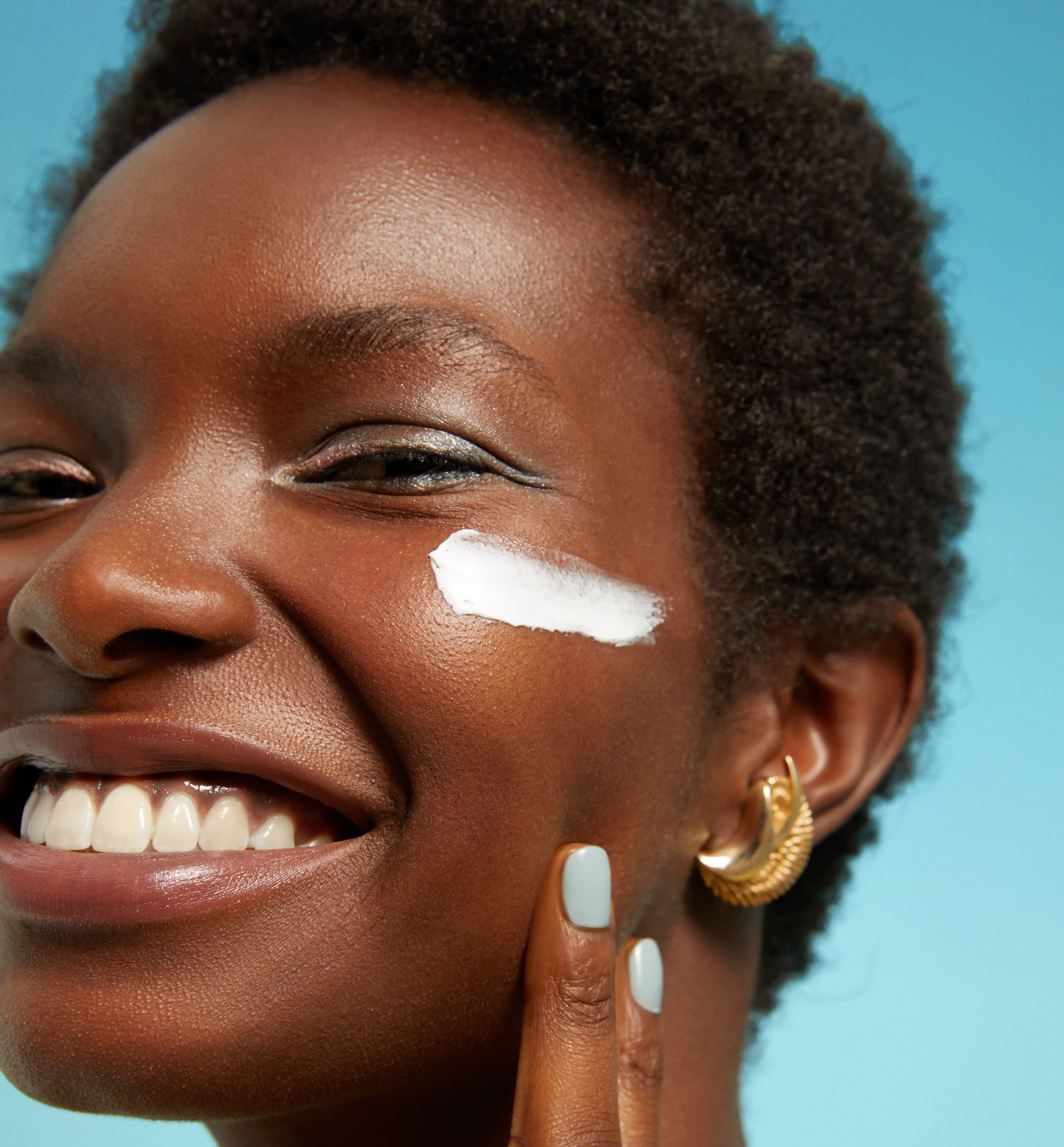 mulher a aplicar hidratante no rosto