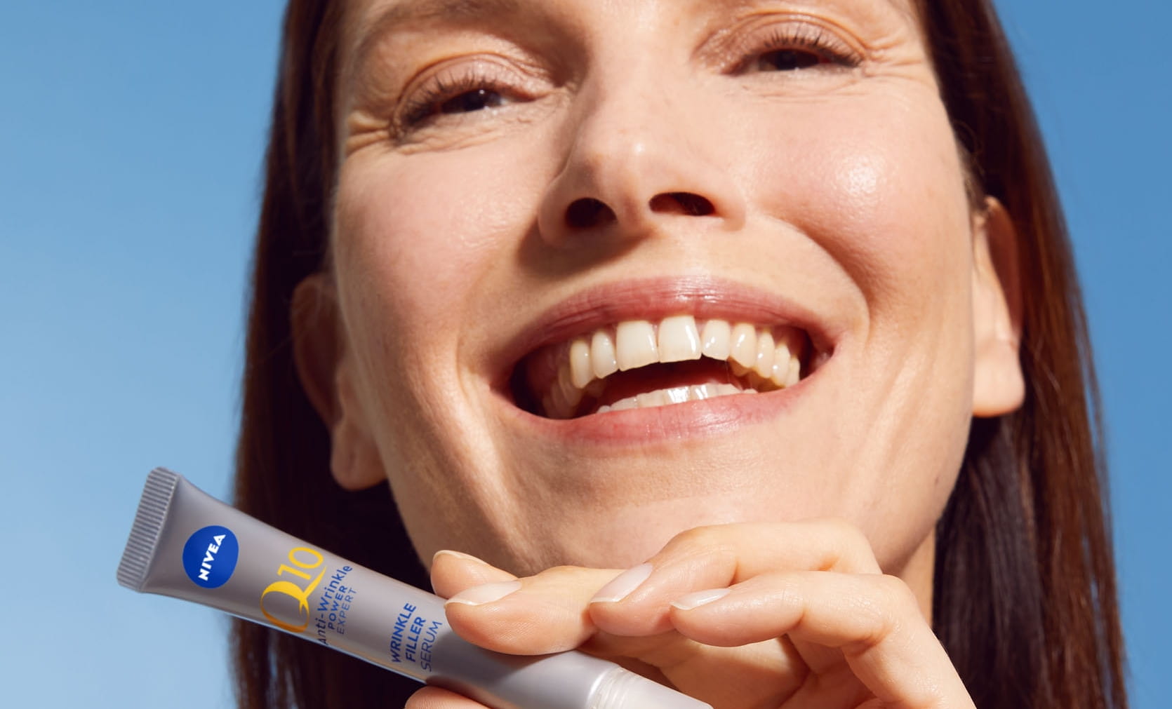 Frau hält Nivea-Augencreme