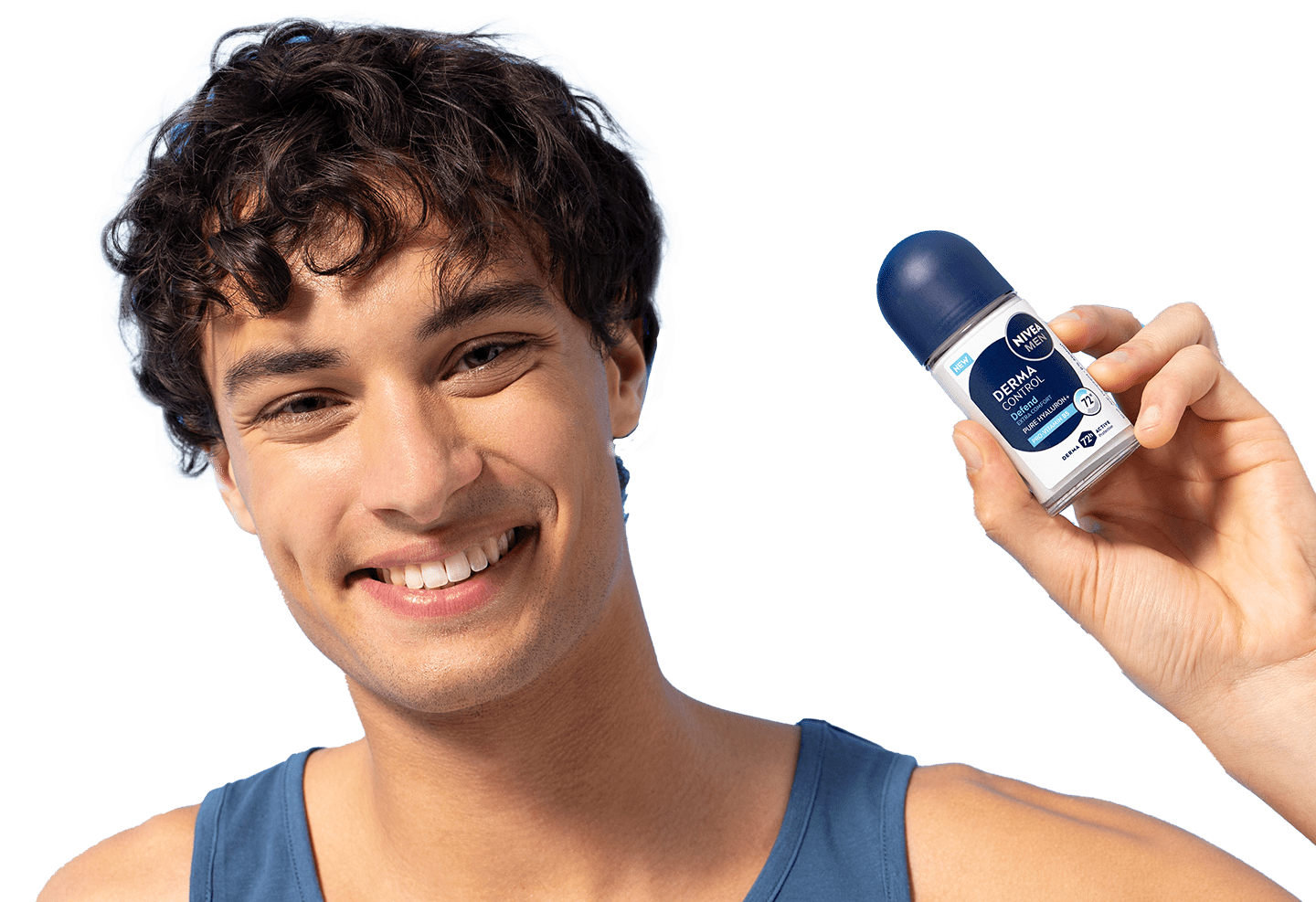 Un tânăr zâmbitor zâmbește în timp ce ține deodorantul roll-on NIVEA MEN Derma Control Defend.