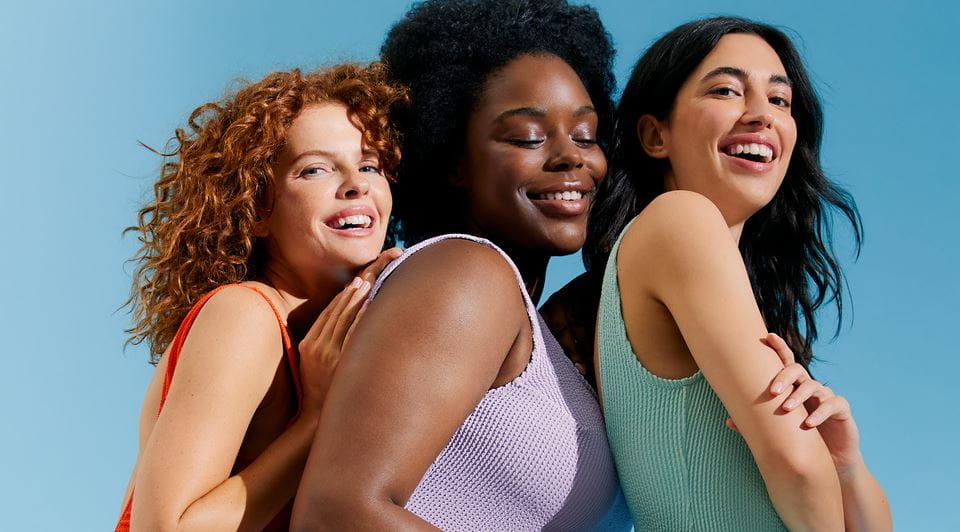 Blonde en brunette liggen op strand