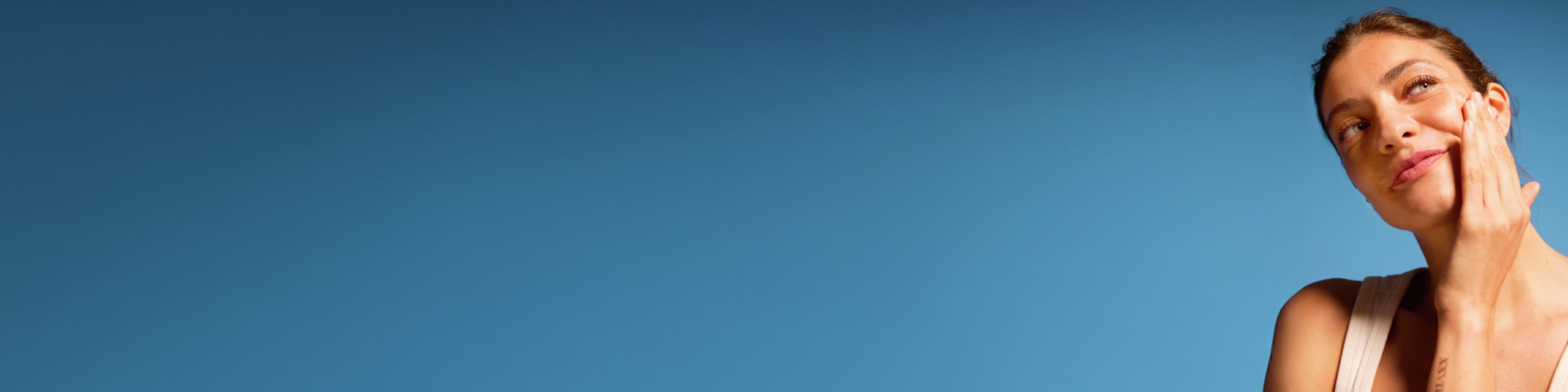 trois filles souriantes