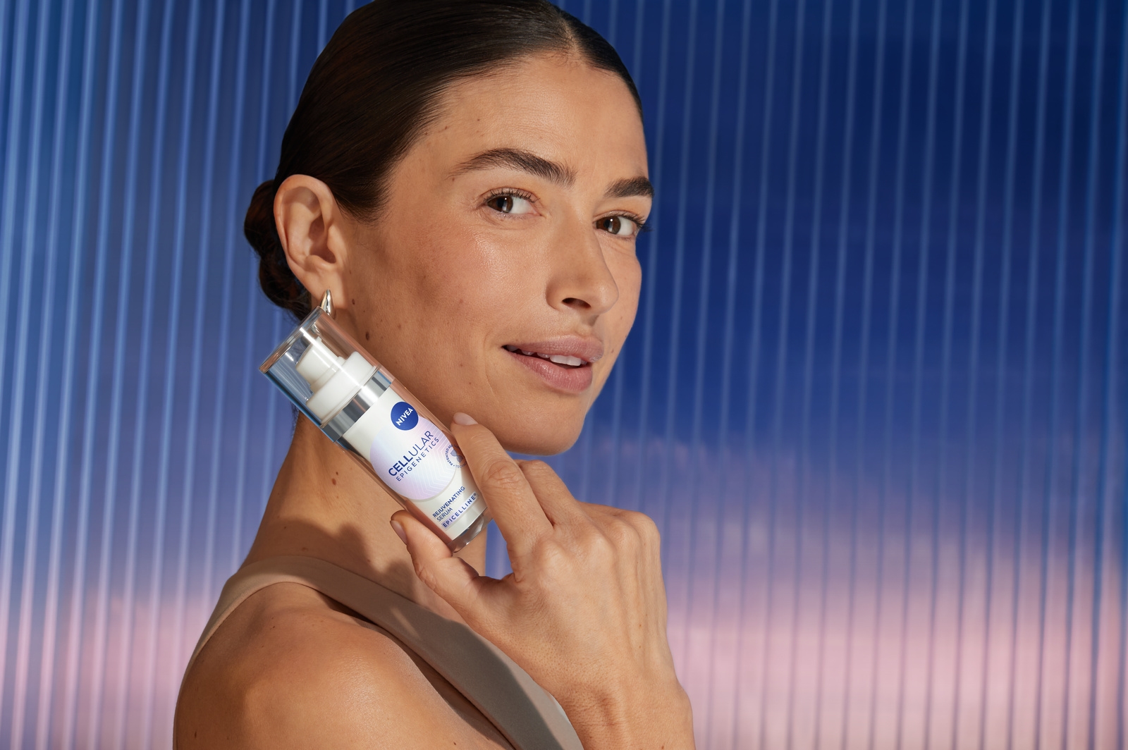 Dojrzała kobieta stosująca serum NIVEA Cellular Epigenetics Age Rewind Serum