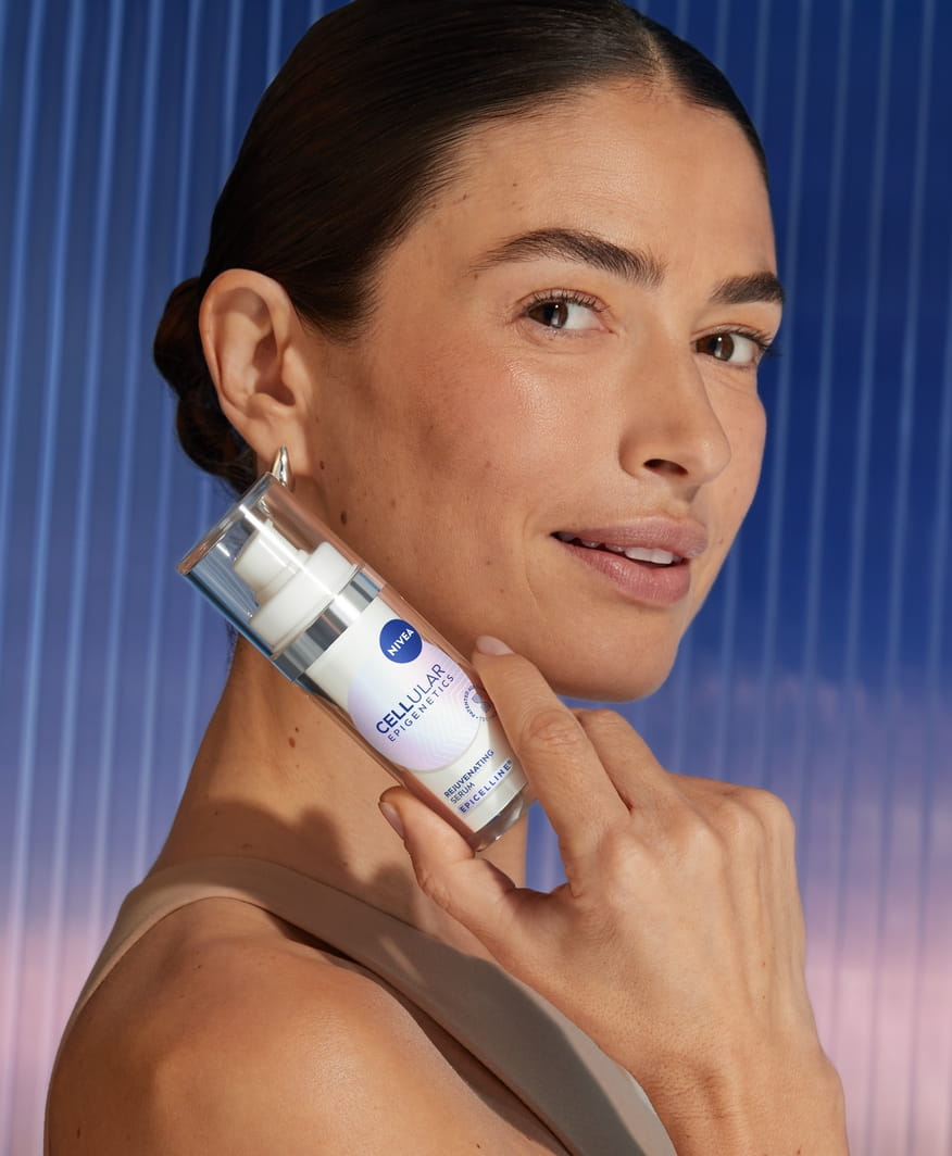 Volwassen vrouw die NIVEA Cellular Epigenetics Age Rewind Serum gebruikt