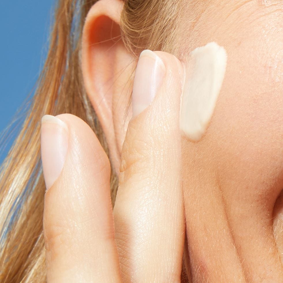 woman applying sunscreen