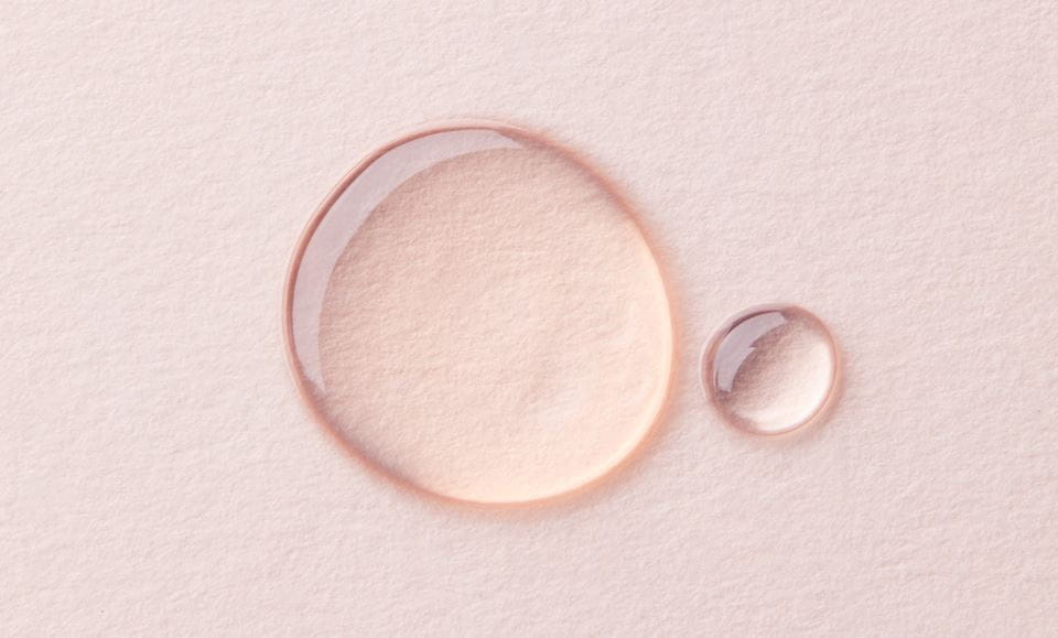 жінка тримає нічний крем NIVEA Cellular Expert Lift Anti-Age