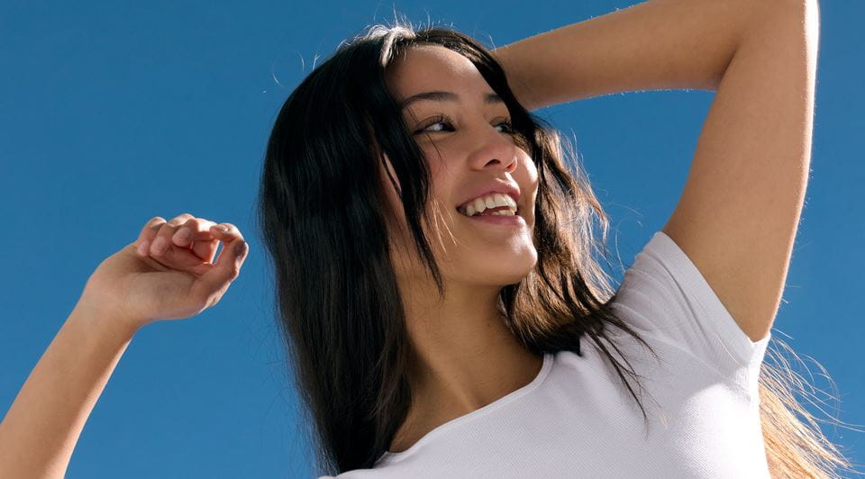 femme tenant un roll-on Nivea