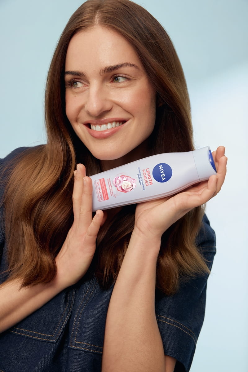 Junge Frau verwendet Nivea Length Wonder Shampoo