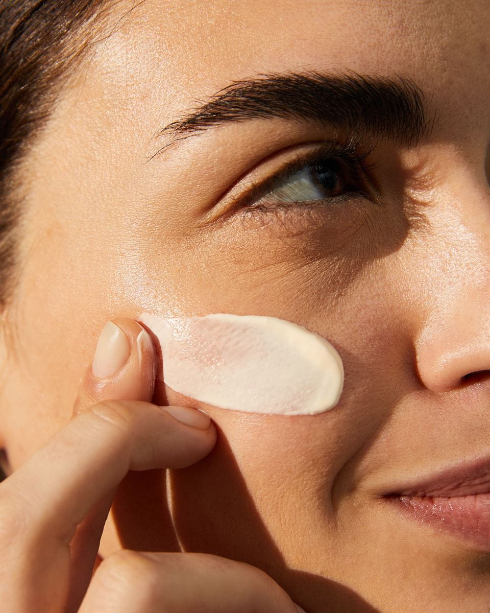 giovane donna che usa la Crema Giorno Nutriente NIVEA