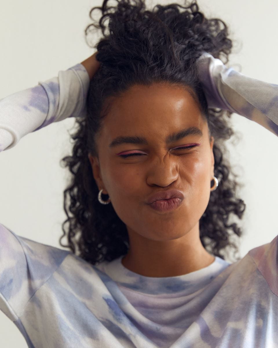 vrouw die haar gezicht verknalt