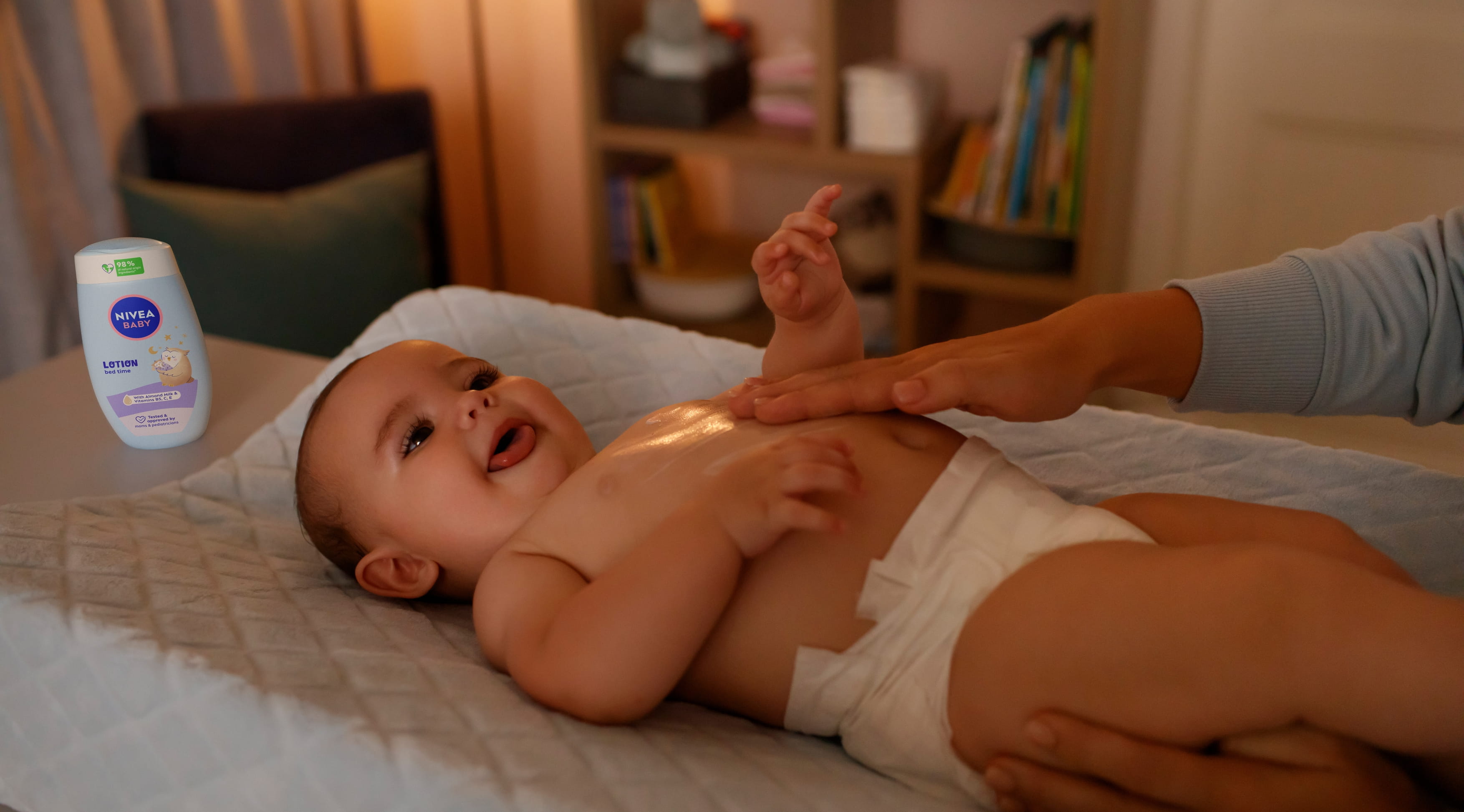 Mutter kümmert sich um ihr Baby