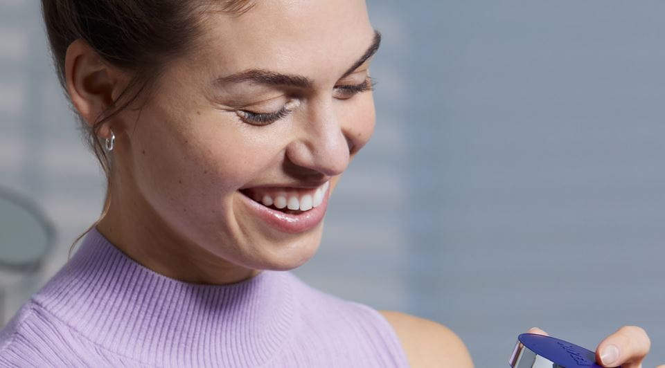 fille asiatique debout dans un champ vert