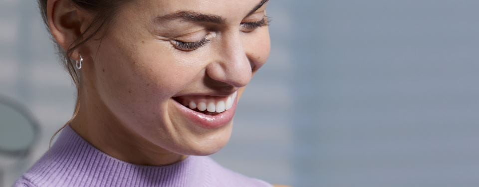 fille asiatique debout dans un champ vert