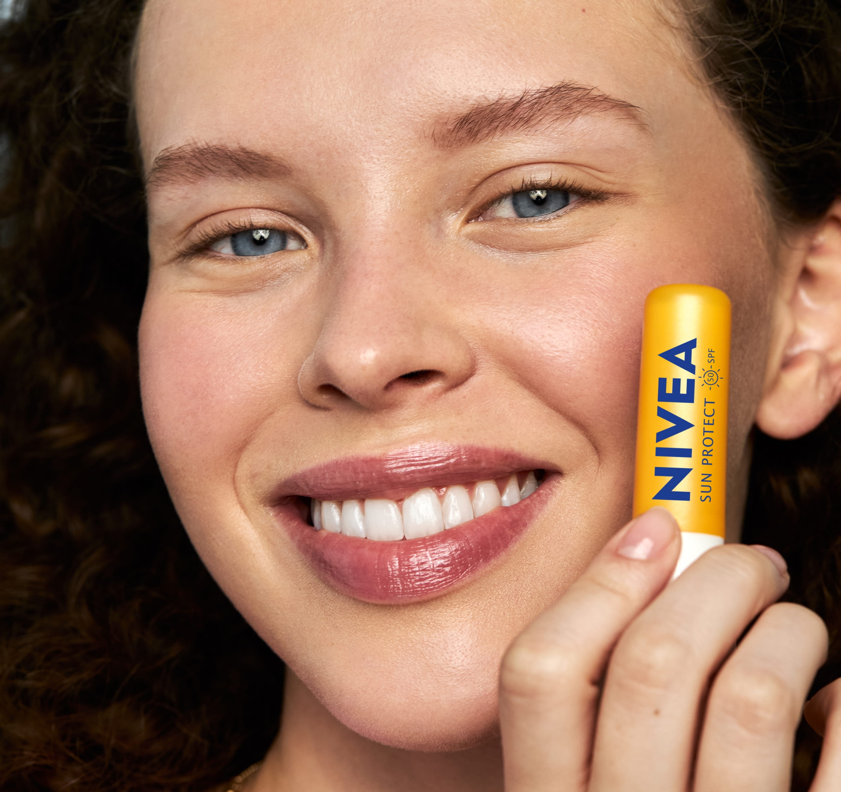 mosolygós-nő-autóban-ülve