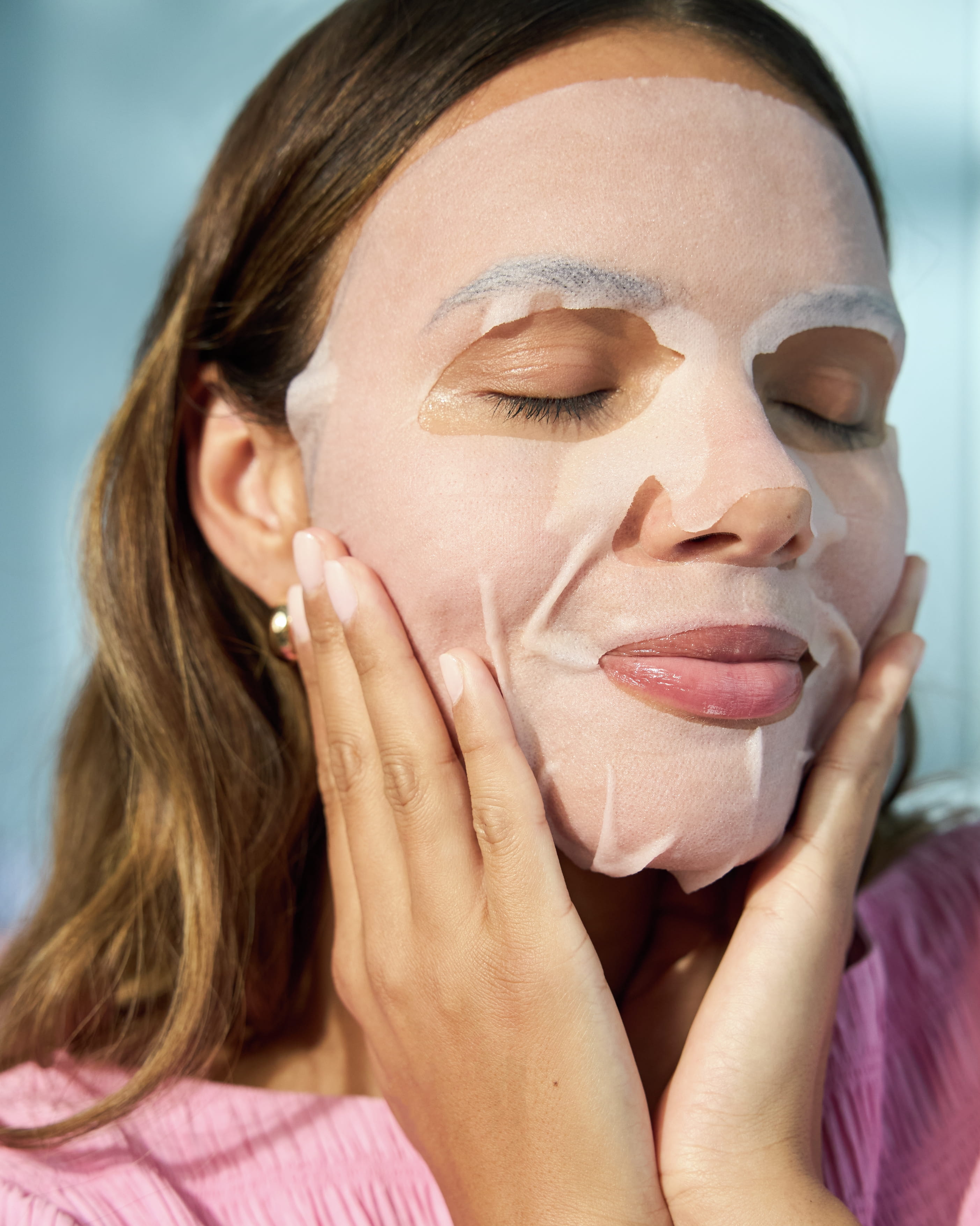 En person som använder NIVEA ansiktsmask