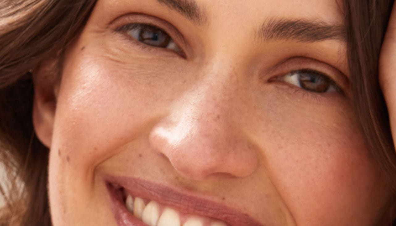 Mulher morena a sorrir