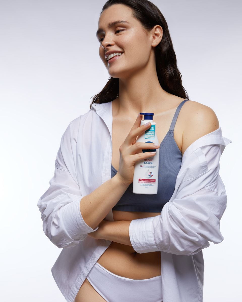 jeune femme utilisant le gel douche crème doux NIVEA