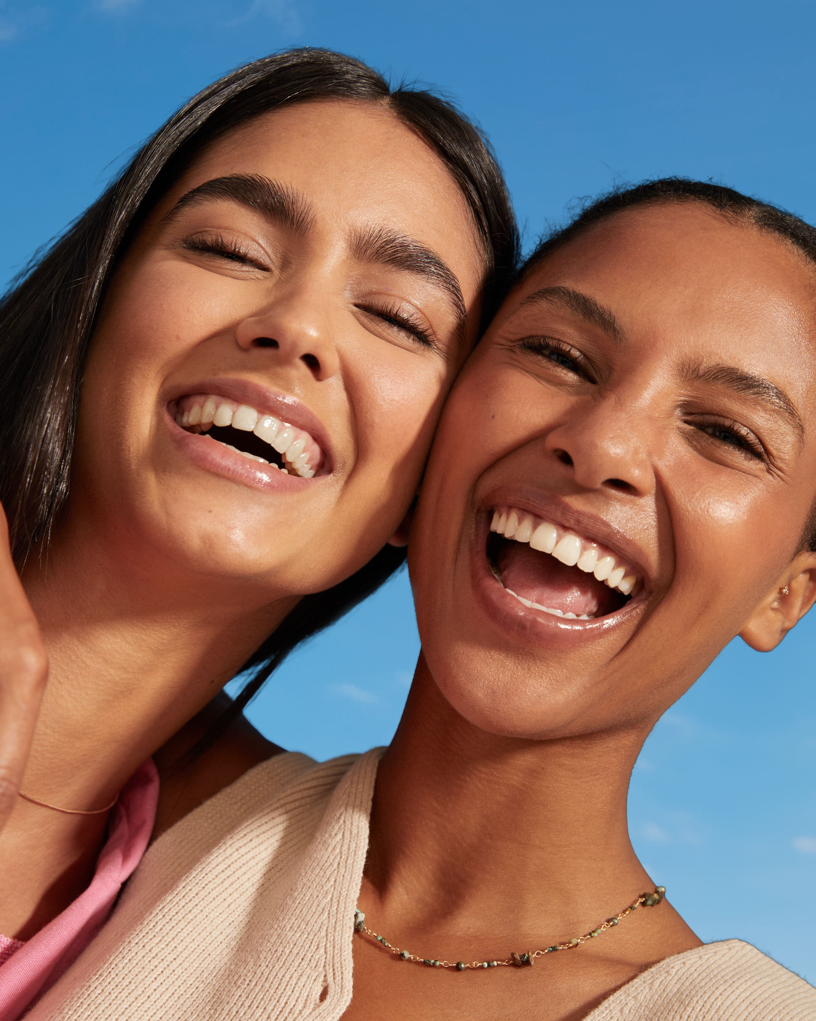 dos chicas riendo