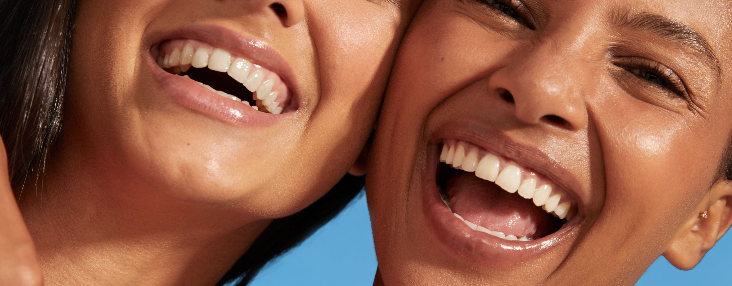 dos mujeres sonriendo