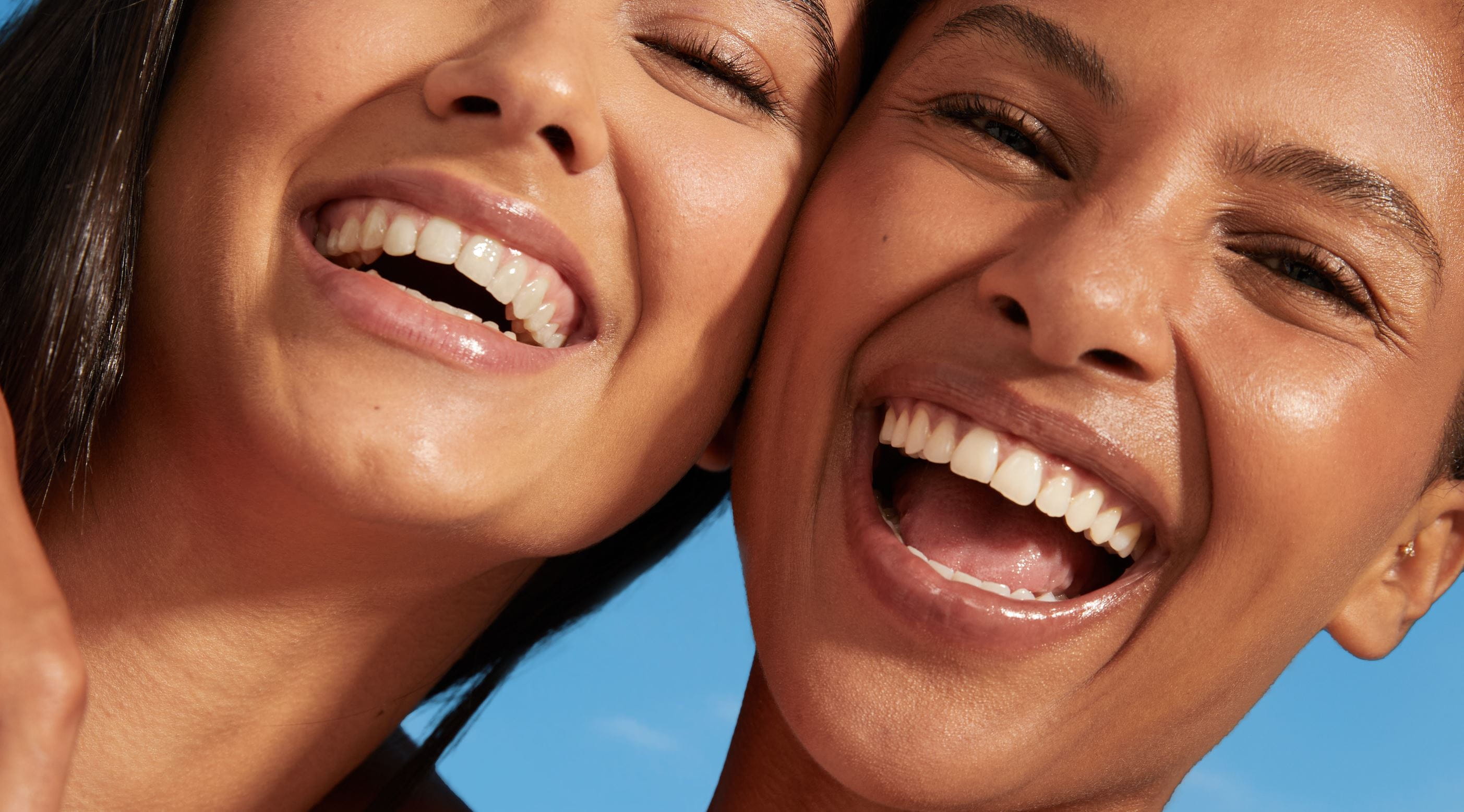 dos mujeres sonriendo