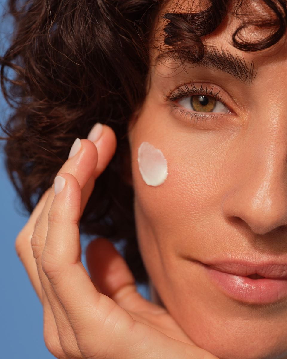 Mulher a aplicar creme facial Nivea