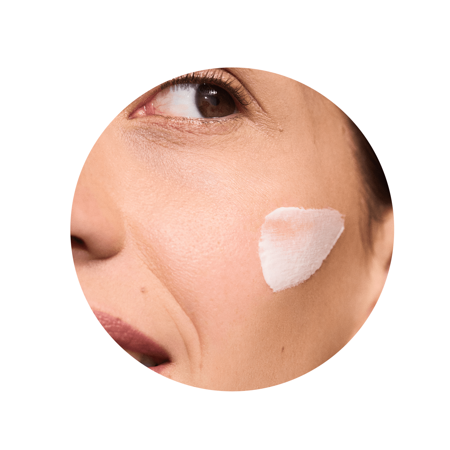 Detaillierte Ansicht von Auge und Wange mit NIVEA Q10 Creme für gezielte Hautpflege.
