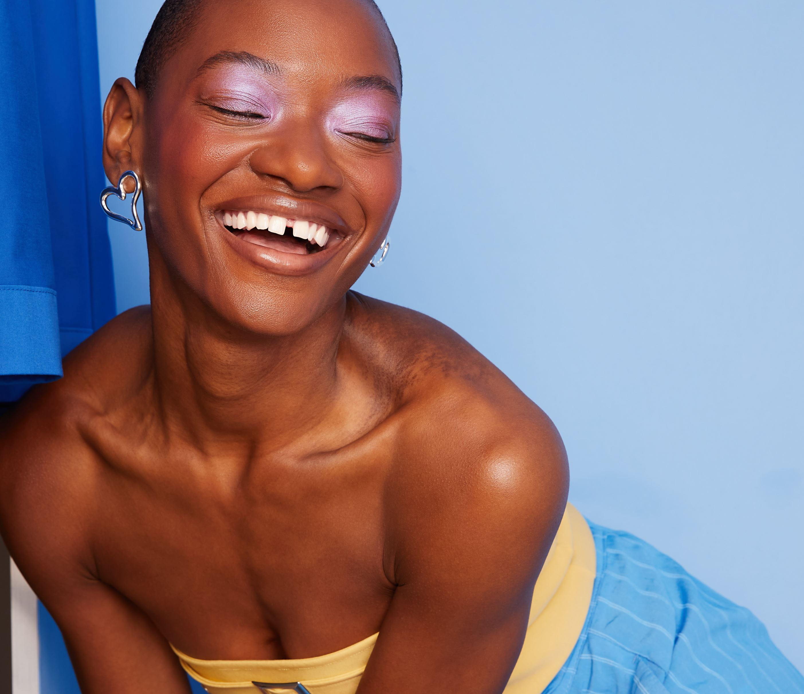 mujer sonriendo con camisa amarilla