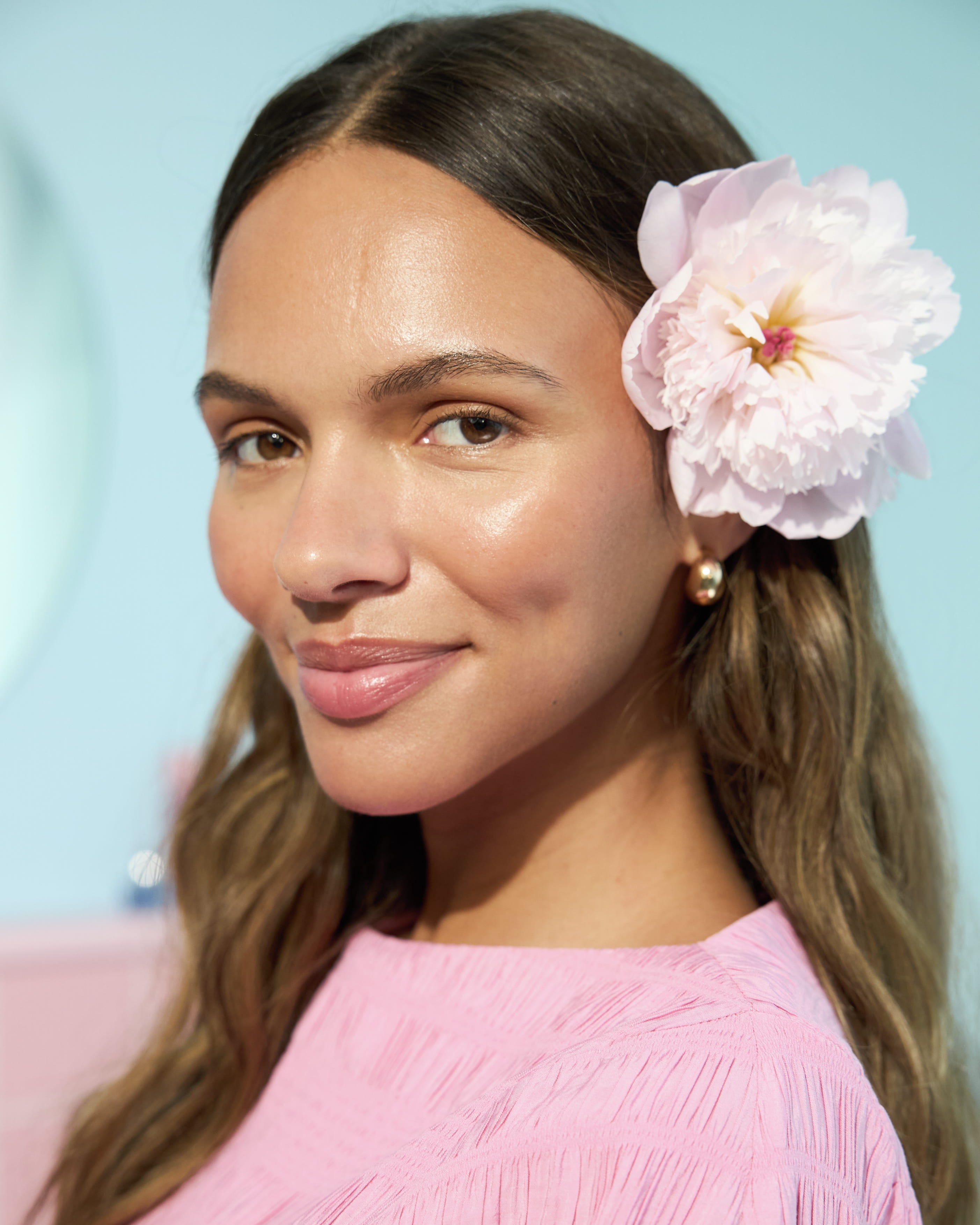 młoda kobieta stosująca serum Nivea Cellular Vitamin C