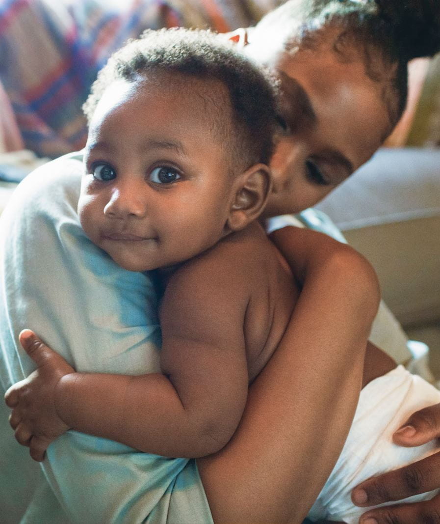 eine Mutter hält ihr Baby