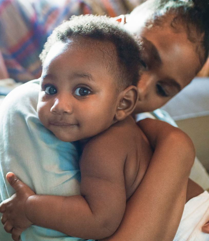 eine Mutter hält ihr Baby