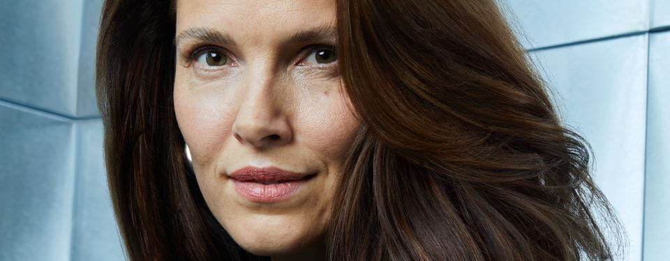 Brunette met krullen en volume en man die staart