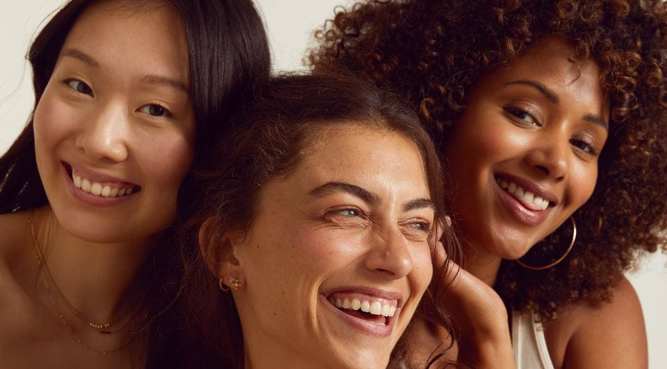 Rosse vrouw met opgemaakt haar met vlecht