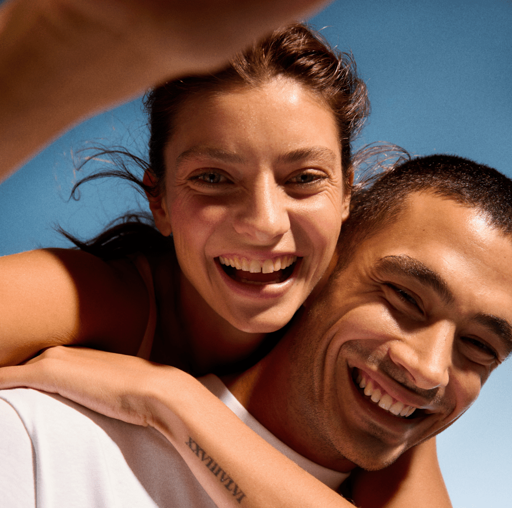 Muškarac i žena se smeju