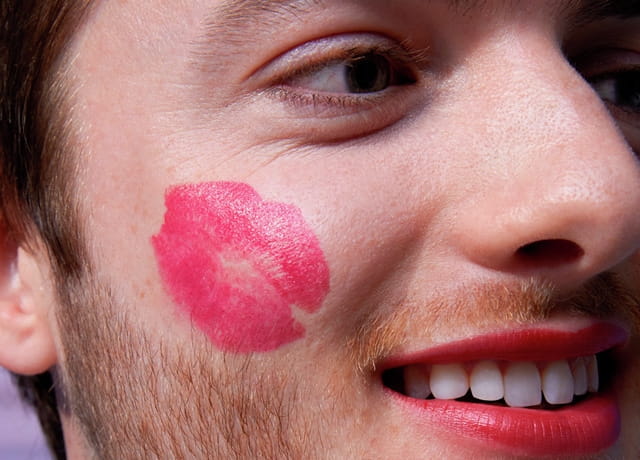 Άνδρας που φιλάει γυναίκα στο μάγουλο