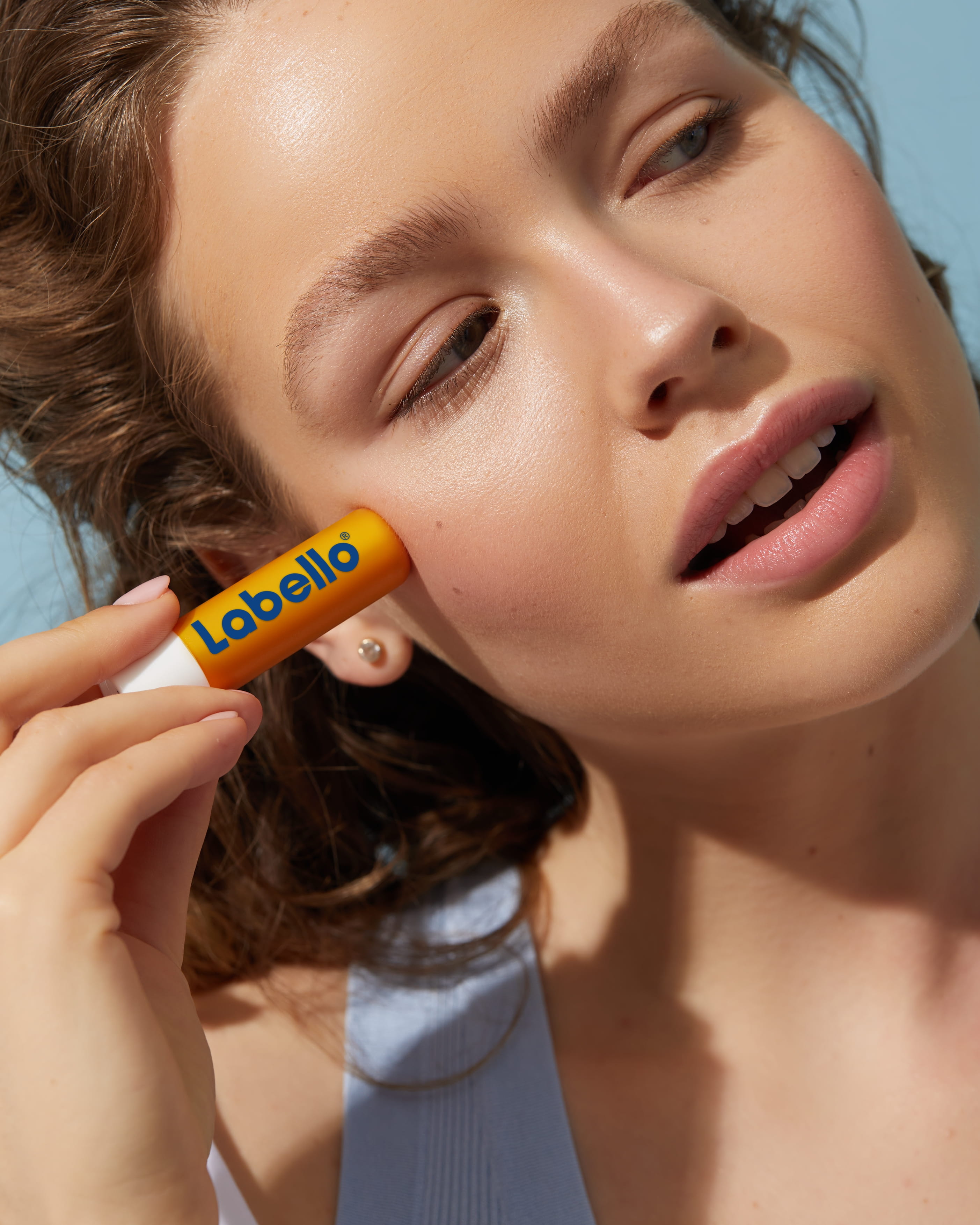 rapariga com labello sun protect