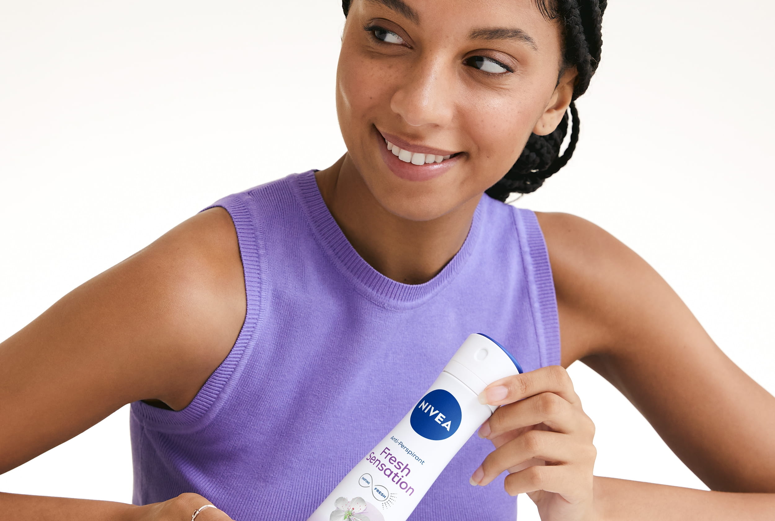 Mann benutzt ein NIVEA-Deodorant