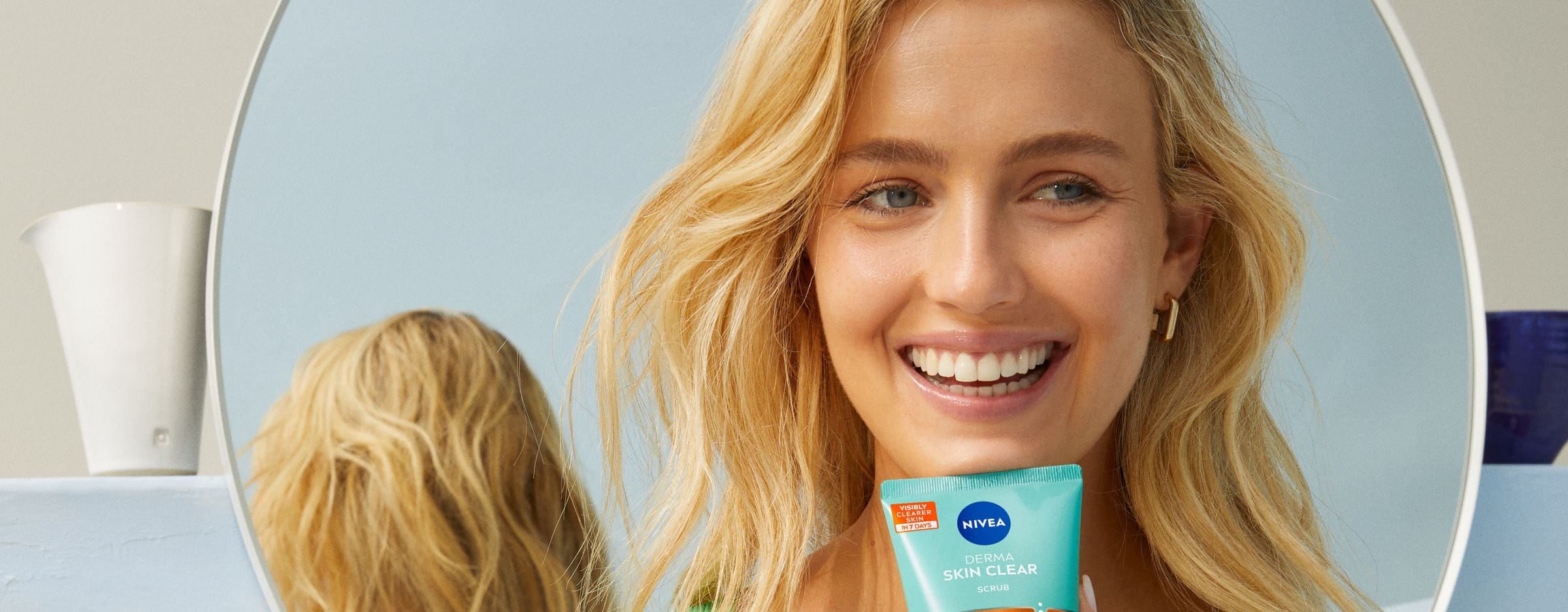 Junge Frau verwendet Nivea Derma Skin Scrub