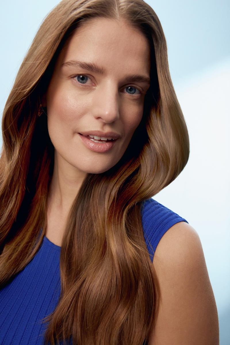 Junge Frau mit langem, gesund aussehendem Haar