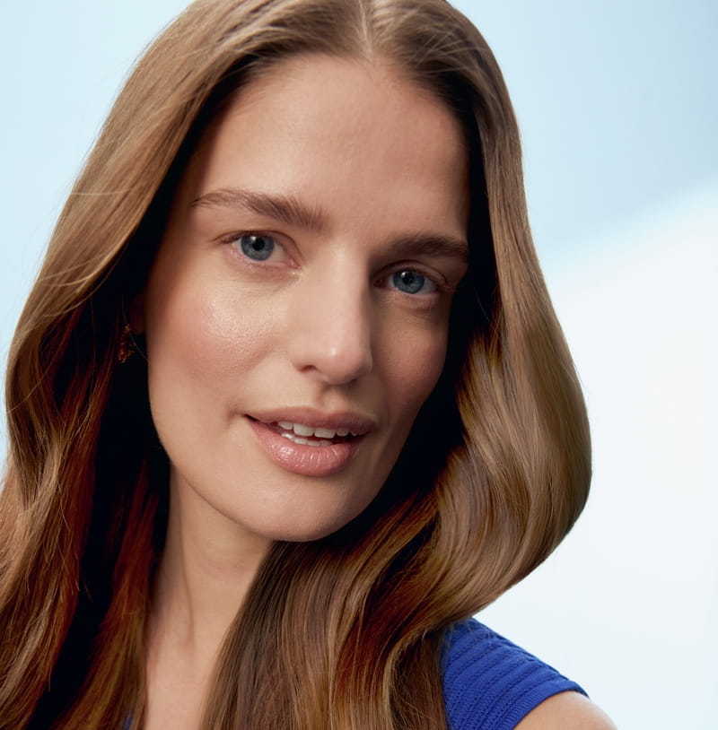 Junge Frau mit langem, gesund aussehendem Haar