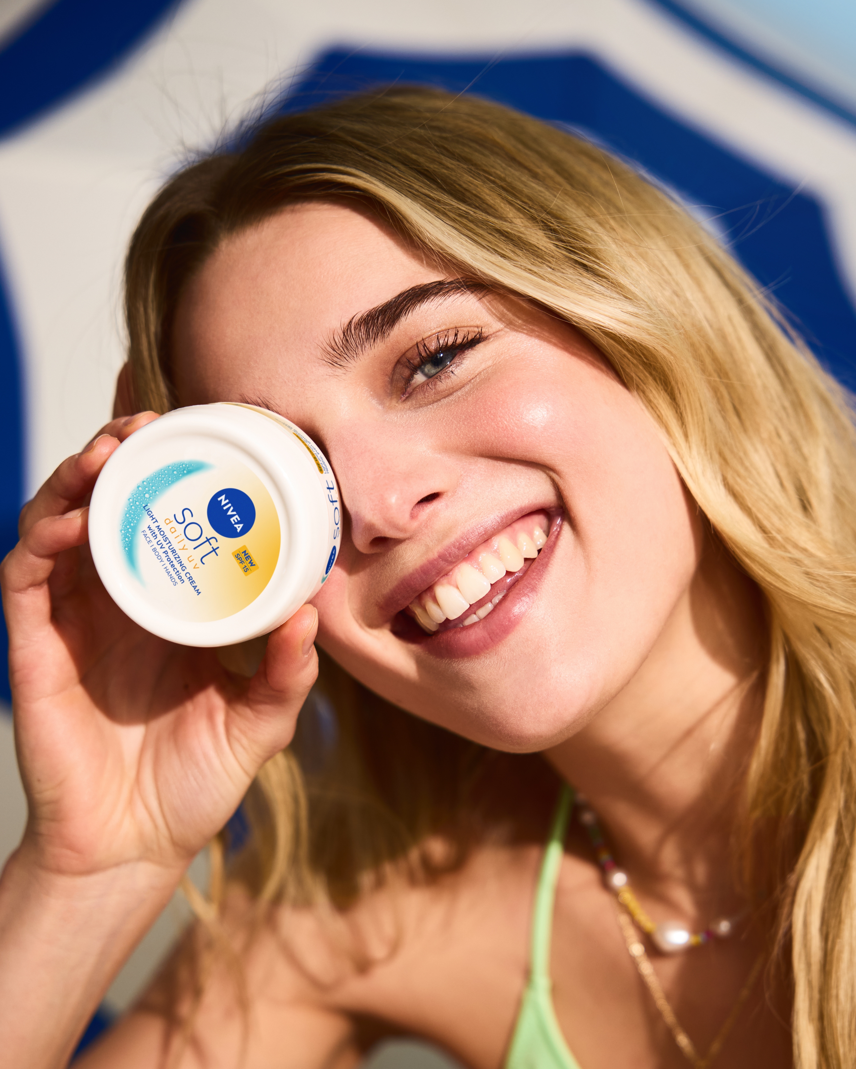 kvinna som skrattar och håller i NIVEA soft