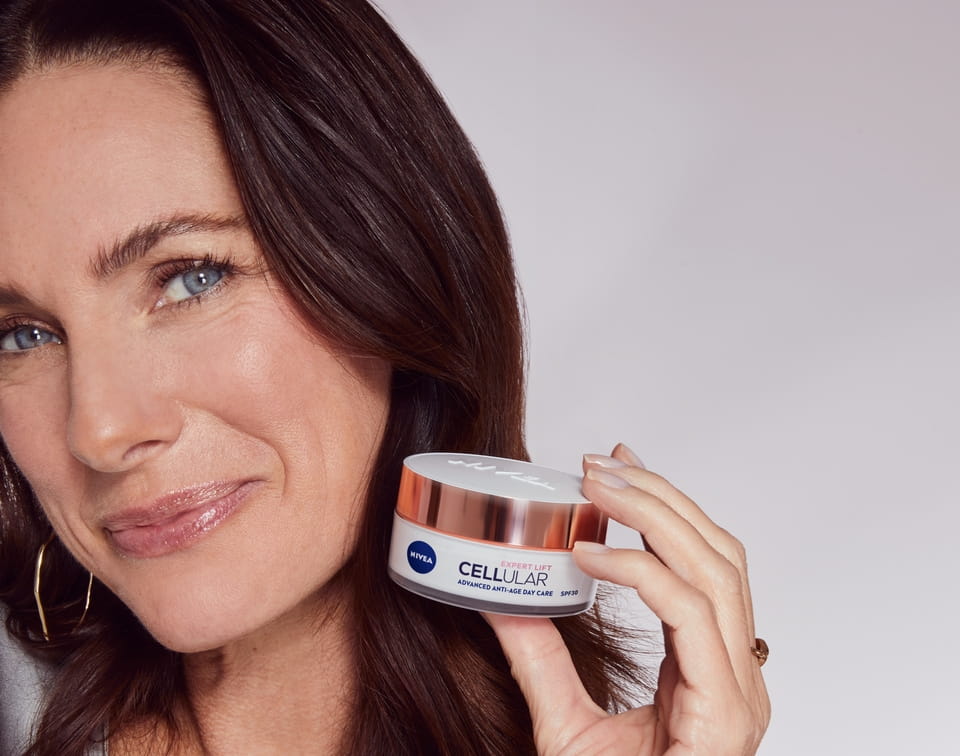 Kvinne som bruker NIVEA Cellular Expert Lift Filler Day Cream