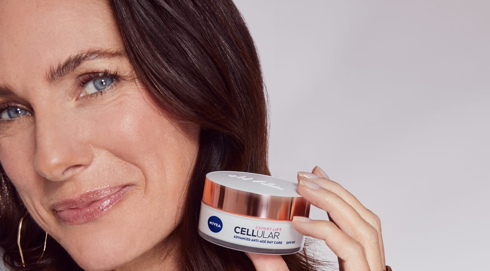 kobieta stosująca bakuchiol