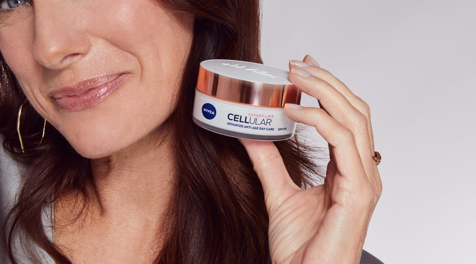 kvinde, der bruger bakuchiol