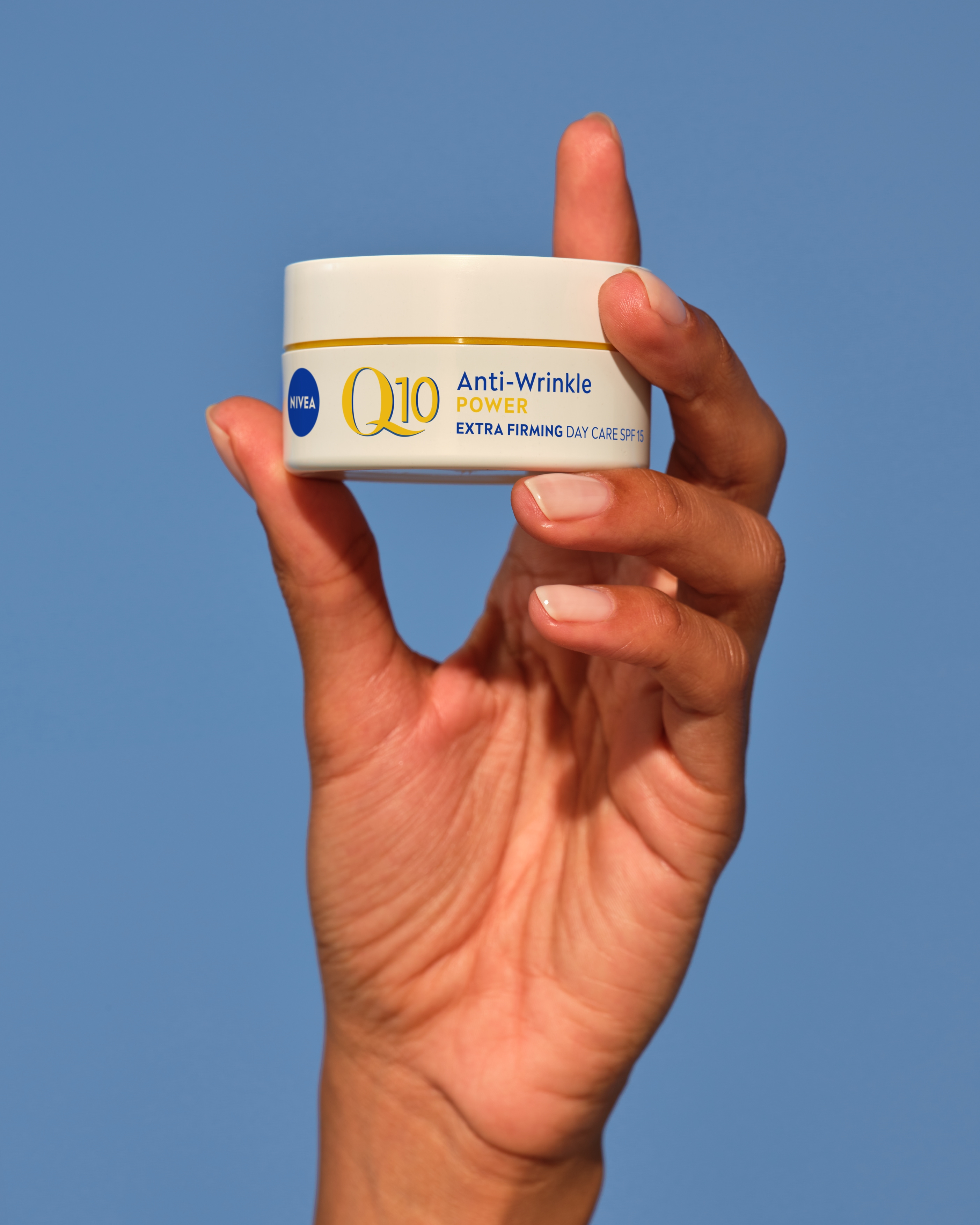 kvinna som håller en Nivea Cellular ansiktskräm