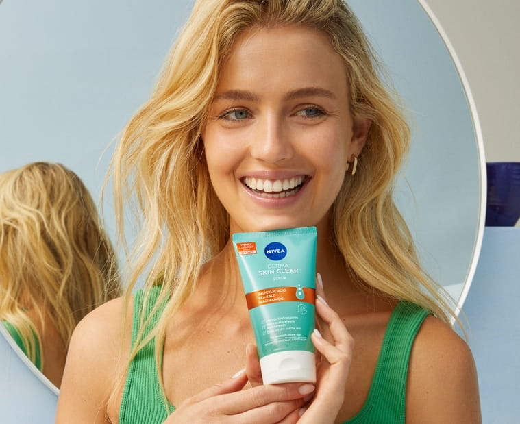 Young woman Derma Skin Clear Anti-Blemish Scrub