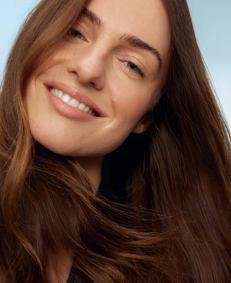 Junge Frau mit langem, gesund aussehendem Haar