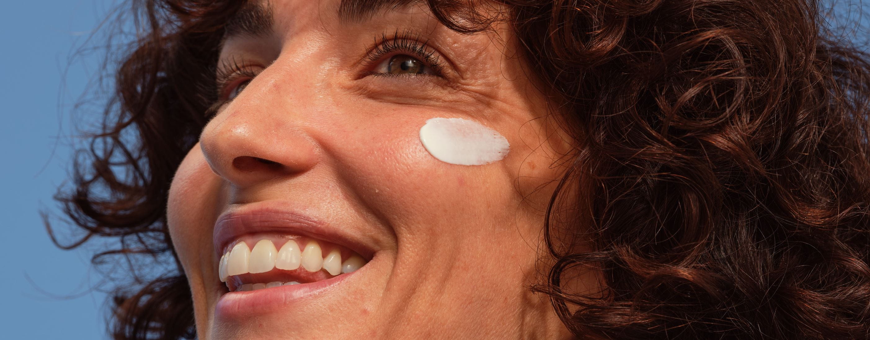 kvinne som unngår mørke ringer under øynene