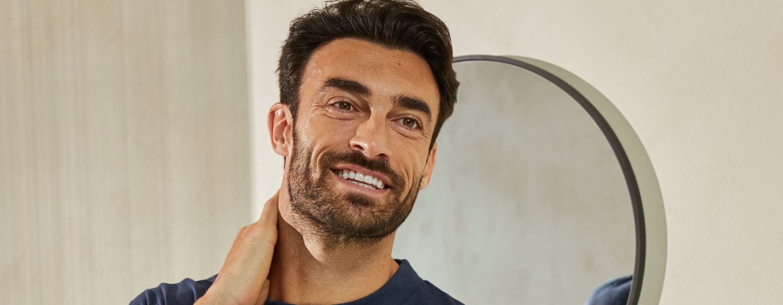 hombre con barba que pica