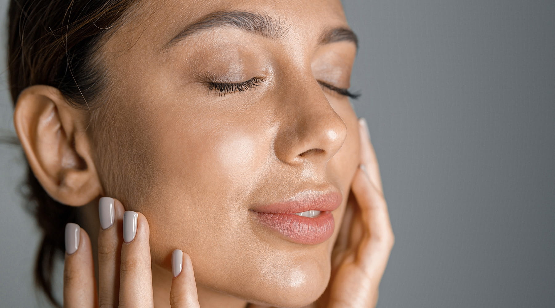 Mujer siguiendo la guía sobre la piel grasa