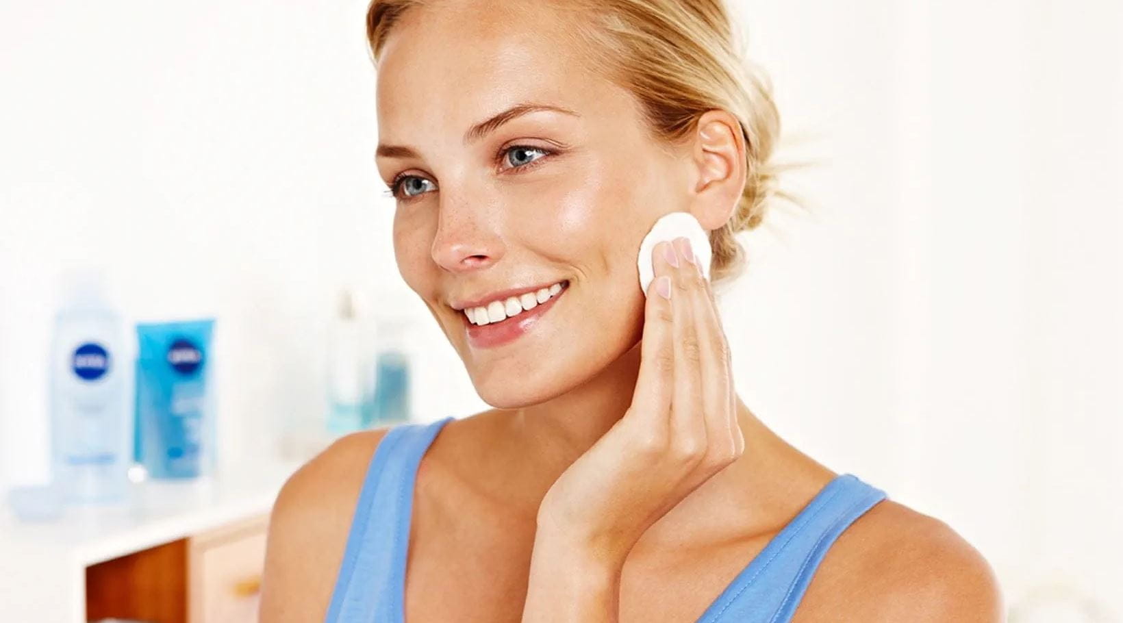 Vrouw reingt wang met watje